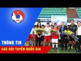 Bà Belinda Wilson - chuyên gia bóng đá nữ FIFA tặng quà cho tuyển trẻ nữ Việt Nam