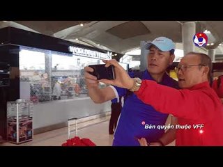 Những giây phút "đáng yêu" của HLV trưởng Park Hang-seo trên đường trở về Việt Nam