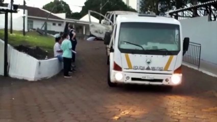 Carro é localizado completamente destruído em estrada rural