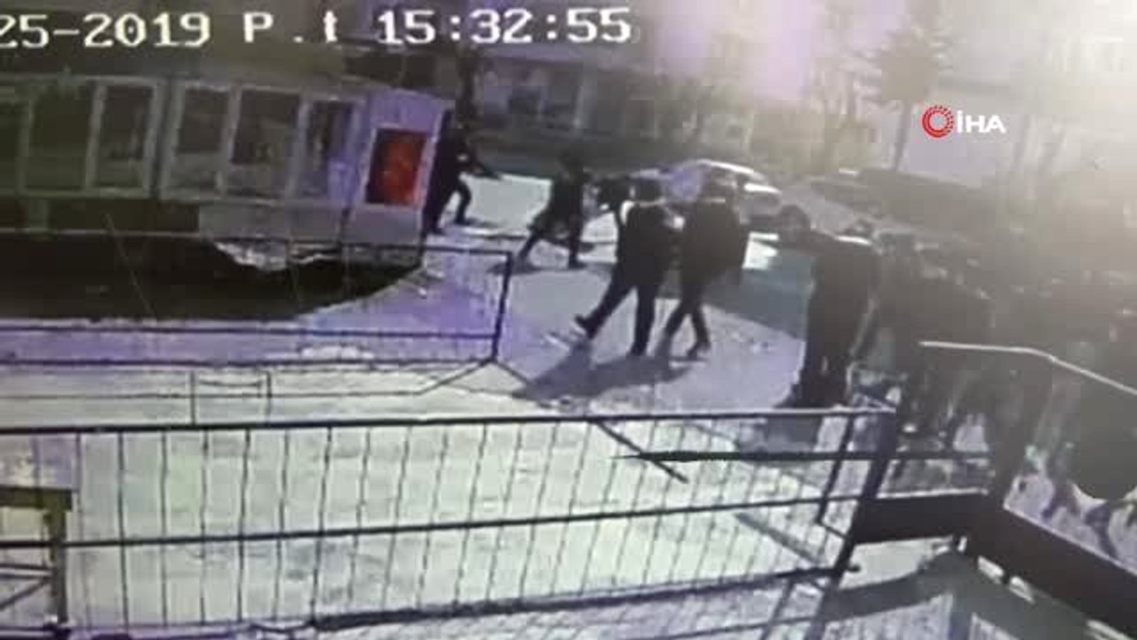 Gençlerin Kavgası Kanlı Bitti.. 1 Kişi Ağır Yaralandı. Kavga Anı Kameraya Böyle Yansıdı