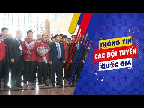 Đội tuyển Việt Nam xuống sân bay trở về nước trong vòng tay người hâm mộ | VFF Channel