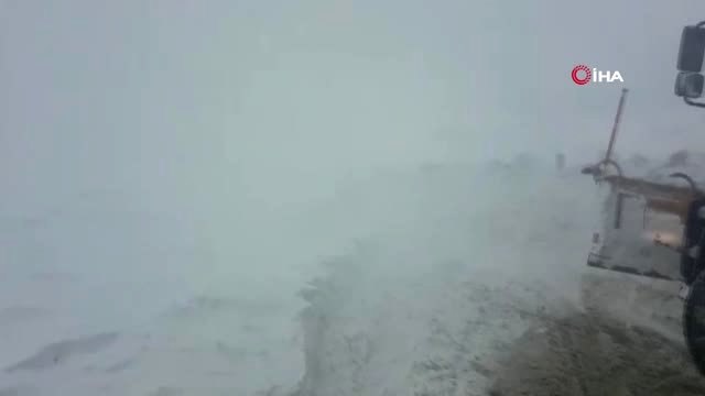 Van-Hakkari Karayoluna Düşen Çığ Sonrası Mahsur Kalan Araç ve Yolcuları Kurtarma Çalışmaları Sürüyor