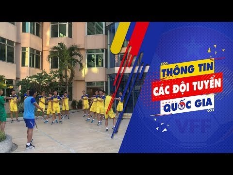 HLV trưởng Nguyễn Quốc Tuấn cho các học trò tập nhẹ tại khách sạn Phnompenh | VFF Channel