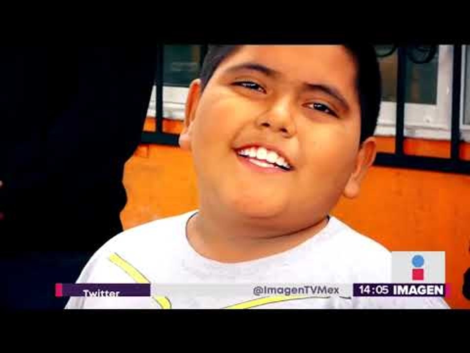 Alumno le regala un gallo a su maestra por su cumpleaños | Noticias con Yuriria Sierra