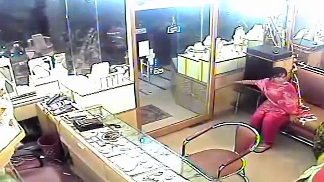 Women stealing Videos Theft caught on camera India CCTV Footage!