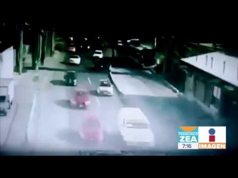Choca Mexibús contra puente peatonal | Noticias con Zea