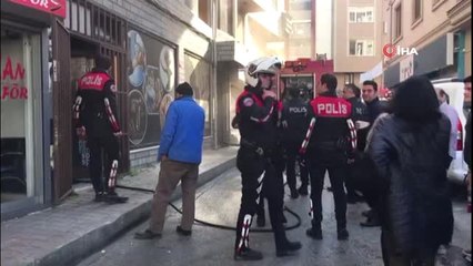 Kağıthane'de Bir Spor Salonunda Yangın Çıktı. Olay Yerine Çok Sayıda İtfaiye Ekibi Sevk Edildi.