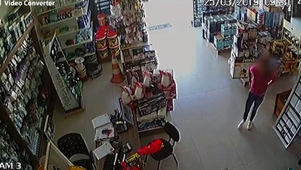Vídeo mostra mulher furtando celular em empresa no Santa Cruz