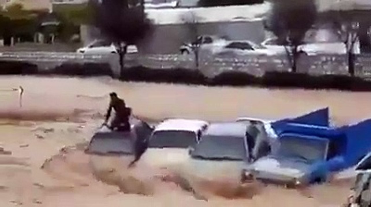 مصرع وإصابة العشرات جراء سيول جارفة جنوبي إيران...