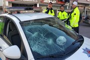 Polis Aracının Camını Kırdılar, Bastonla Polise Saldırdılar