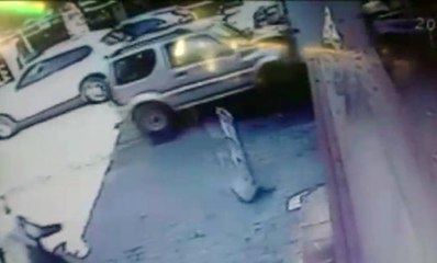 Profesörün Kullandığı Cip Yayaların Arasına Daldı