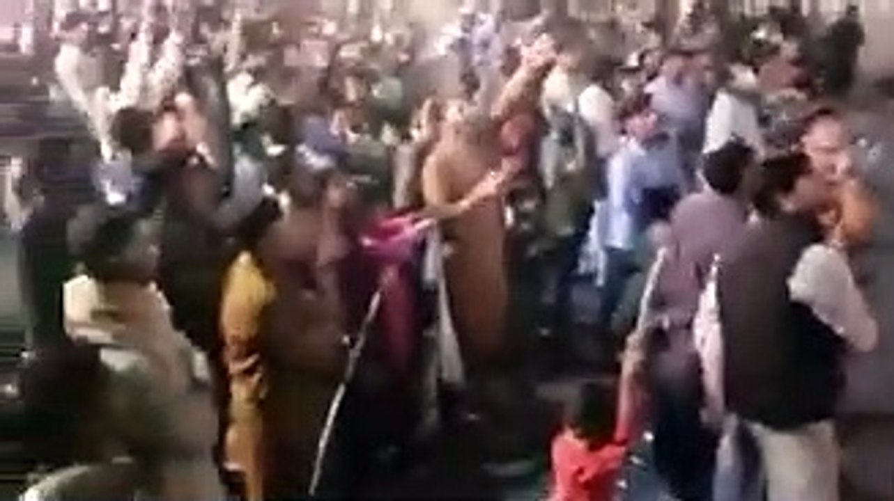 "Bani Gala main moj masti karne walon hum Nawaz Sharif ko..." Mian Javed Latif challenges PM Imran Khan