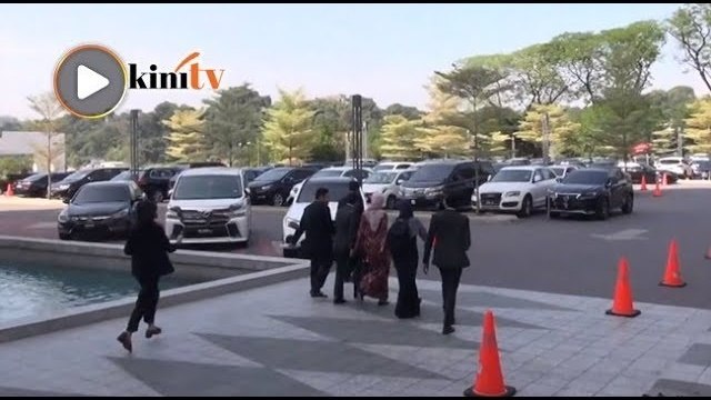 Nurul Izzah keluar Parlimen, media gagal dapat respons