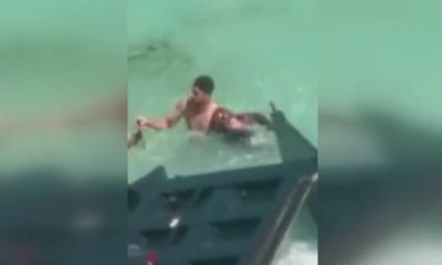 Kamyon denize uçtu, sürücü boğulmak üzereyken kurtarıldı