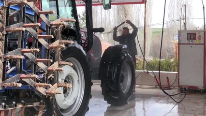 Araçlarını yıkayıp öğrencilere burs sağlıyorlar - YOZGAT