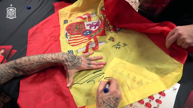 Ramos, Navas y De Gea Firman a los Aficionados con la Selección Española