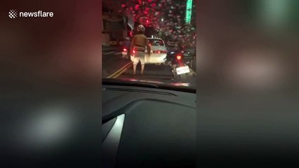 Funny moment Taiwan motorcyclist is caught doing push-ups as he waits at traffic lights