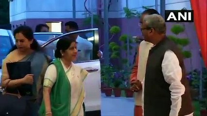 கட்கரி தலையில் தட்டி வாழ்த்திய சுஷ்மா!-வீடியோ