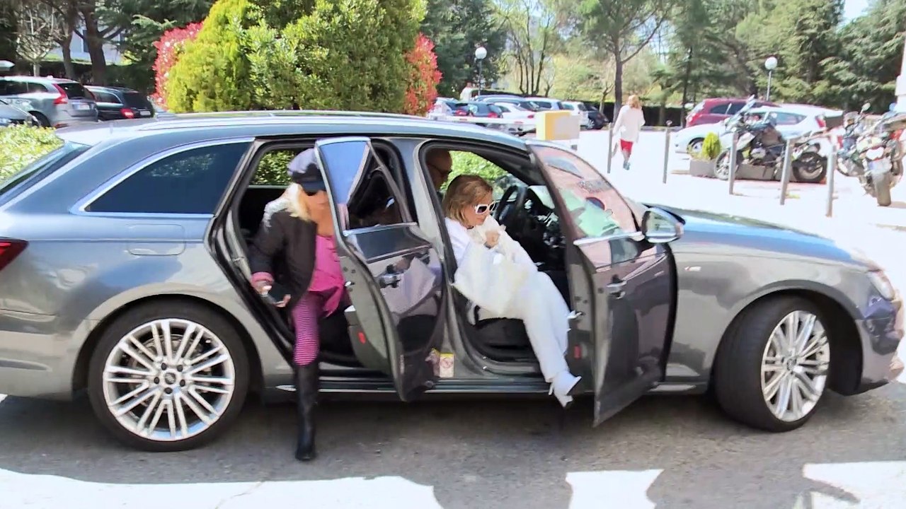 Carmen Borrego, arropada por su madre en las re...