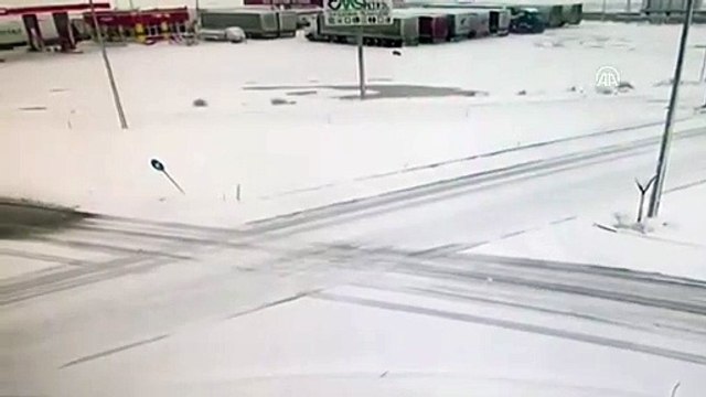 Kamyon ile öğrenci servis minibüsü çarpıştı: 11 yaralı - AĞRI