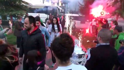 Şampiyonlar Büyük Coşku İle Karşılandı