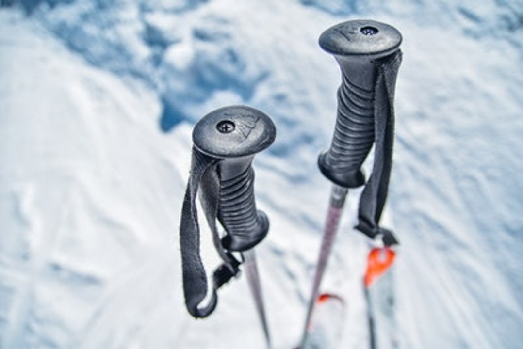 Skier avec ou sans bâtons ?