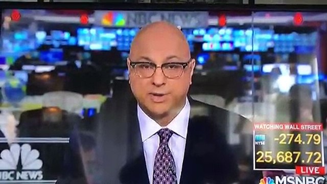 Un journaliste se lissant les cheveux avec de la salive