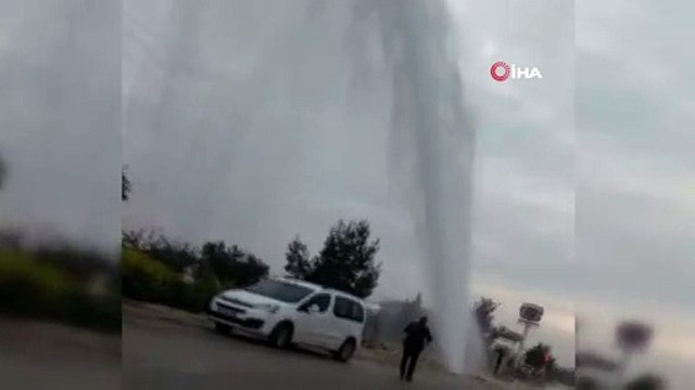 Şehir şebeke borusu patladı, su basıncın etkisiyle metrelerce yükseğe ulaştı