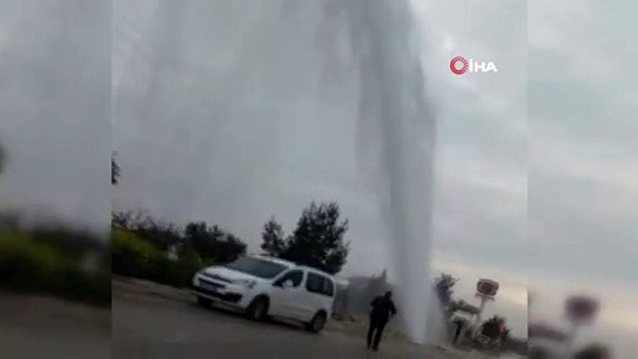Şehir şebeke borusu patladı, su basıncın etkisiyle metrelerce yükseğe ulaştı