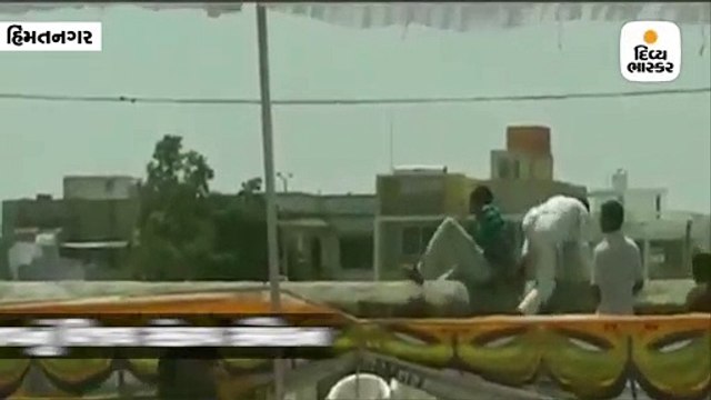 હિંમતનગરઃ મુખ્યમંત્રી વિજય રૂપાણી ભાષણ આપતાં રહ્યા, લોકોએ દિવાલ કૂદીને ચાલતી પકડી