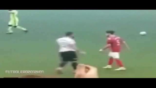 Cinsel organını gösteren futbolcu 10 maç ceza aldı