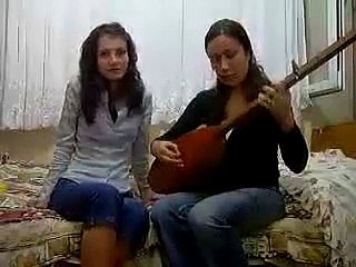 Bir Birini Çok SevenLer BoyLe Durmaz Ayrı Gayrı