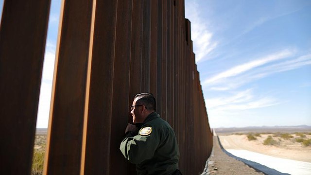 Стене между США и Мексикой быть