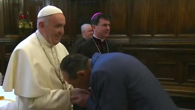 Il Papa non vuole che i fedeli gli bacino l'anello per motivi igienici