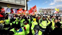 Le personnel soignant chante sa colère devant l'hôpital de Valence