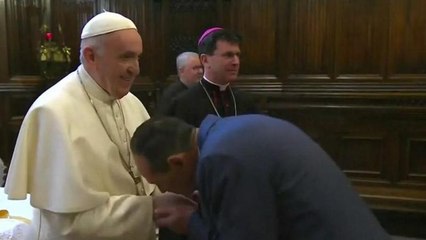 Video | Papa Francis'in yüzüğünü öpmek isteyen Katoliklerle mücadelesi