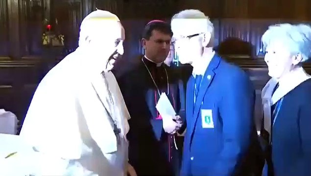 El papa Francisco “hace la cobra” a sus feligreses