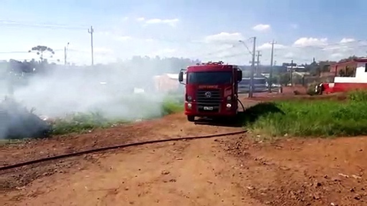 Fogo em mato e entulhos mobiliza Corpo de Bombeiros