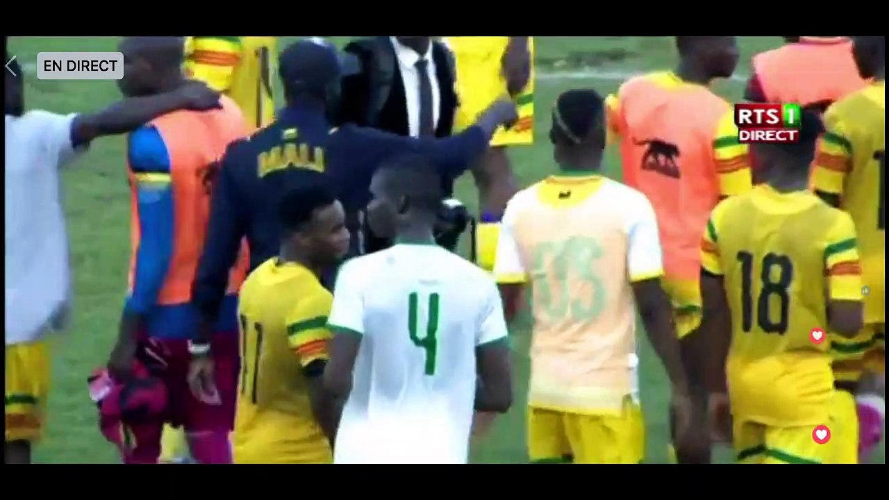 Après son but et sa passe décisive, Sadio Mané célèbre avec deux supporters handicapés (Vidéo)