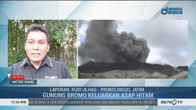 Gunung Bromo Keluarkan Asap Hitam