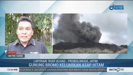 Gunung Bromo Keluarkan Asap Hitam