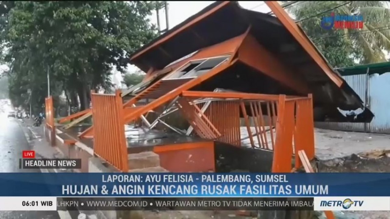 Halte Bus di Palembang Roboh Diterjang Angin Kencang