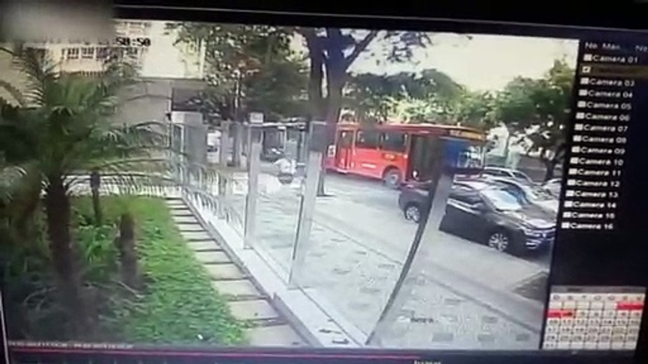 Une femme vient se cacher derrière une voiture pour faire sa commission mais ce qui se passe est tellement drole