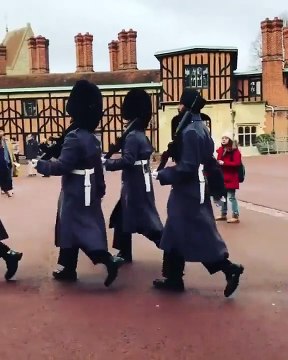 Cet enfant réalise son rêve au coté d'un garde de la reine... Magnifique