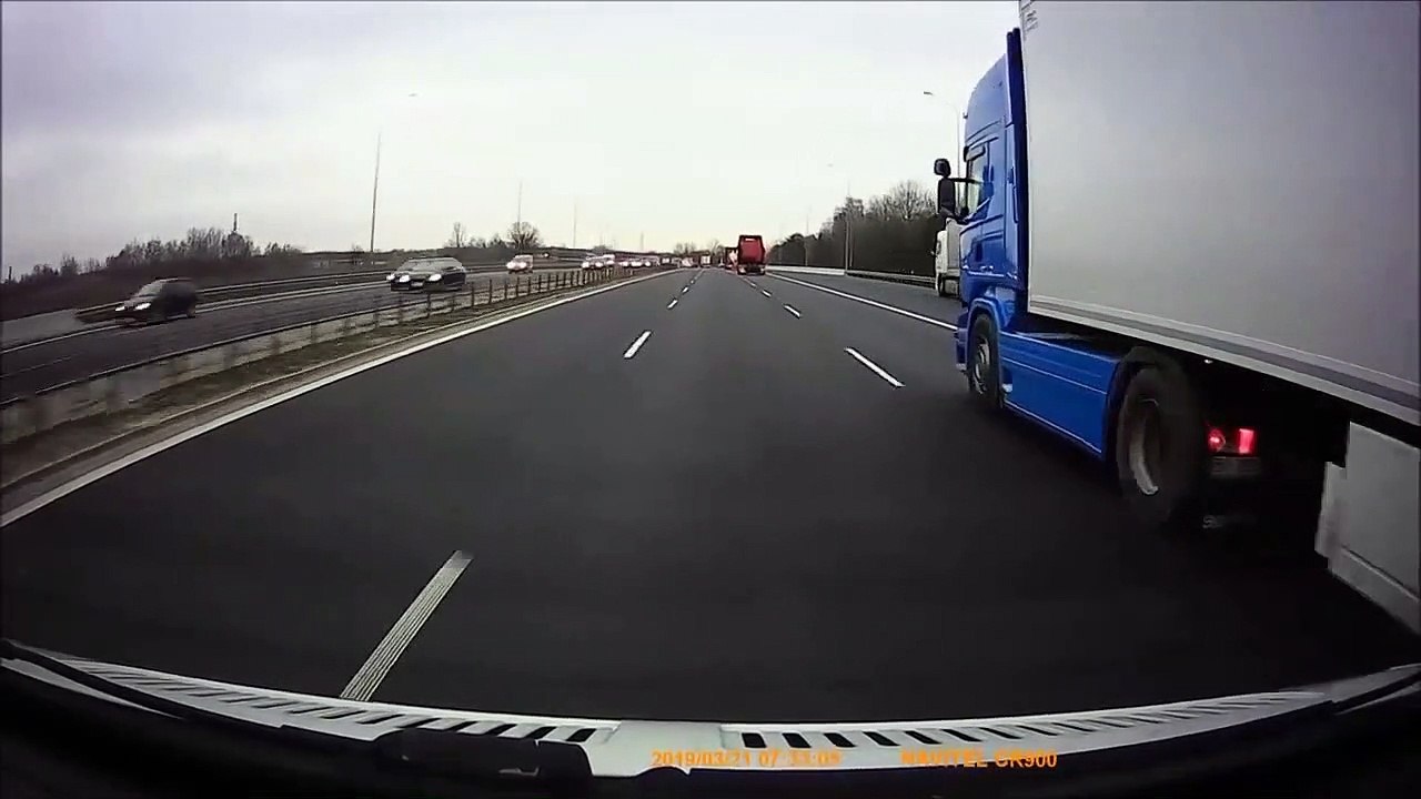 Un camion fonce droit dans une camionnette arrêtée sur la bande d'arrêt d'urgence !