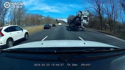 Voiture neuve sur une remorque vs Pont