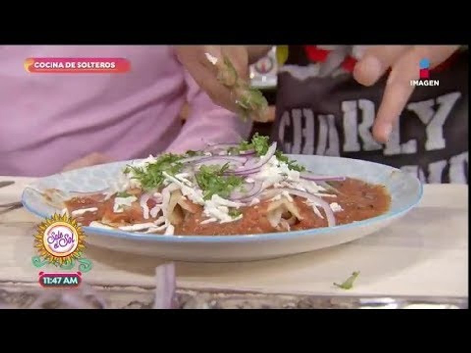 Cocina de Solteros: ¡enchiladas en salsa tatemada! | Sale el Sol
