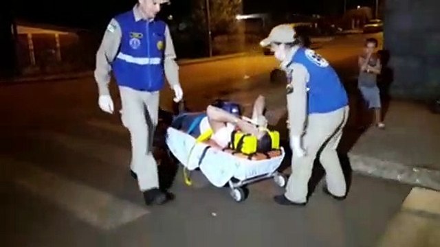 Carro e moto batem no Santa Cruz e jovem fica ferido