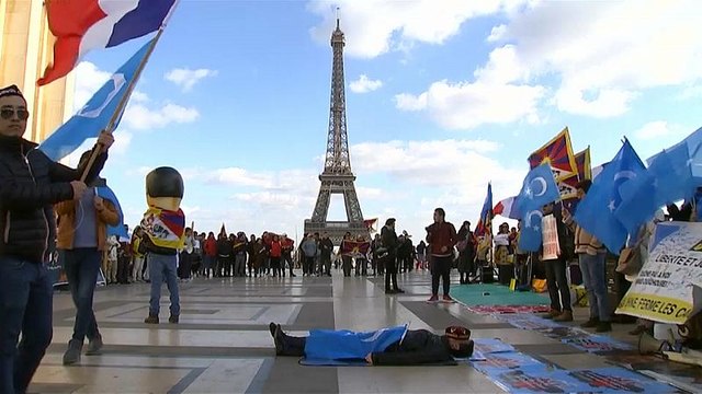 Tibetanos protestam em Paris contra Xi Jiping