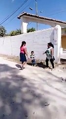 Mujer patea a niño de 2 mientras peleaba con la madre del menor